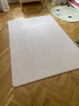 Dětská podložka na hraní z paměťově pěny.