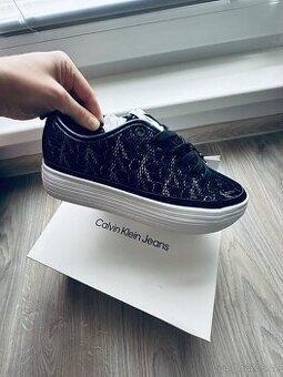 Černobílé tenisky na platformě Calvin Klein