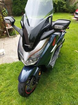 Honda Forza 300 (2020) – Top stav, vyhřívané rukojeti.
