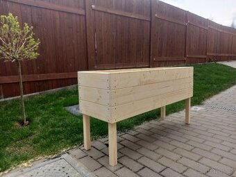 Vyvýšený  truhlík 
Délka: 120 cm
Šířka: 40 cm
Výška: 65 c