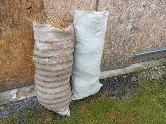 Sláma na podestýlku v pytlích