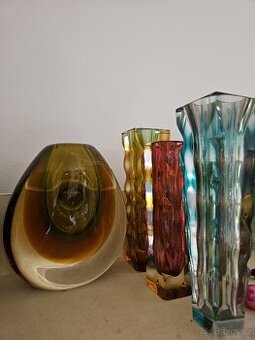 SBÍRÁM:  STARÉ VÁZY, FIGURKY, HUTNÍ SKLO, PORCELÁN