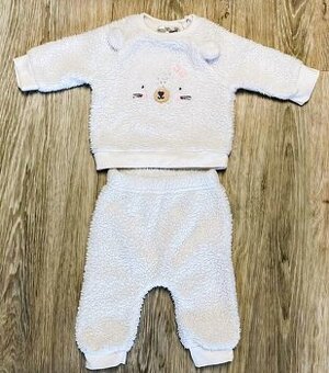 Pěkný bílý komplet kalhoty mikina, vel. 62