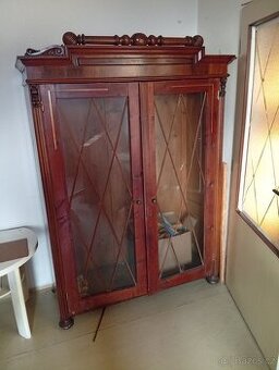 Starožitný nábytek a šicí stroj Lada