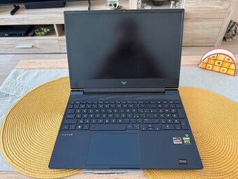 Výkonný herní notebook - nepoužívaný