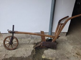 Starý dřevěný pluh