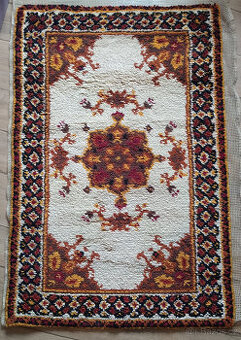 ručně tkaný koberec