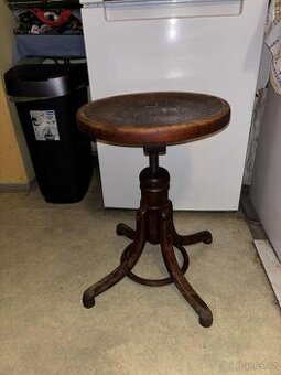 Stará otočná stolička ke klavíru