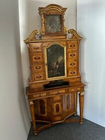 Barokní sekretář se závažovými hodinama okolo roku 1750.