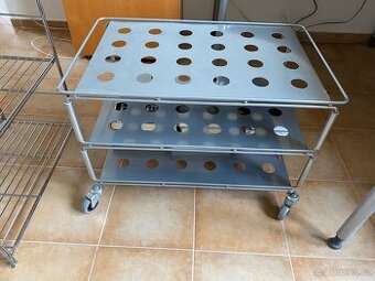 Kovový stolek pod TV na kolečkách