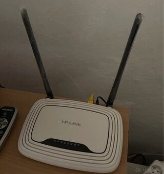 Wifi router + 2x LAN kabel + AC adaptér. pc 575,-