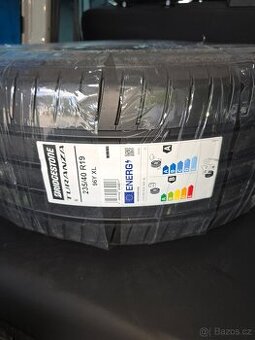Bridgestone 235/40 R19