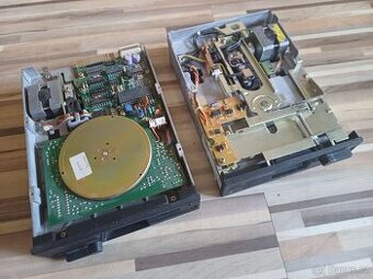 5,25" disketová mechanika