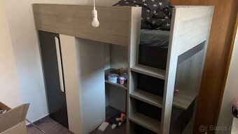 Patrová postel se stolem a skříní
