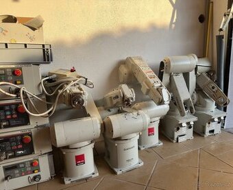 5x Průmyslový robot mitsubishi