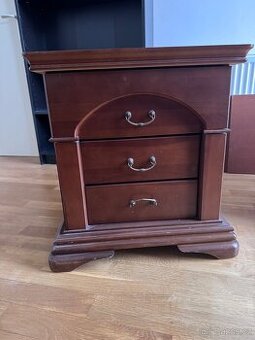 Noční stolek z masivního dřeva