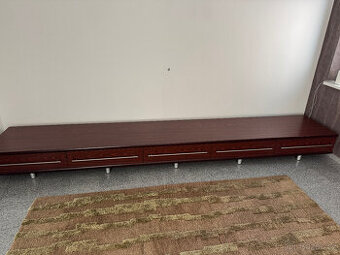 Atypická komoda pod televizi