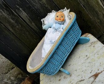 Panenka Hamiro v proutěné kolébce