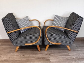 Renovovaná křesla Halabala s taburety