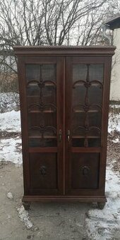 Starožitná masivní knihovna