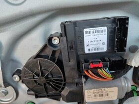 Motorek a jednotka na stahování levych předních dveří ji