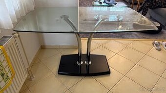 Skleněný jídelní stůl