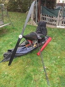 Postroj na rogalo s pomocným motorem