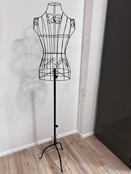 Krejčovská figurína kovová