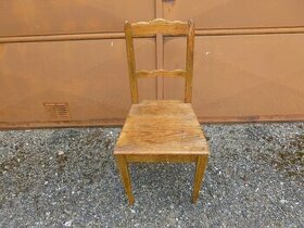 Stará dřevěná vyřezávaná židle