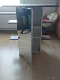 Zrcadlová skříň nad umyvadlo