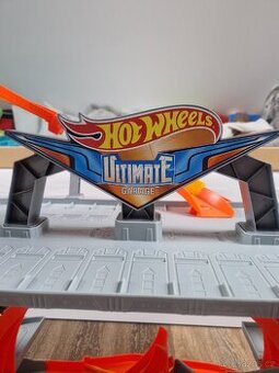 Mattel Hot Wheels City garáž se smyčkou FTB69