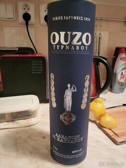 1l řeckého Ouzo v dárkové dóze Katsaros Tirnavou