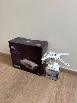 Projektor Benq TH670 + držák na strop