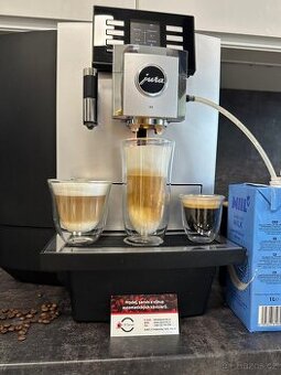 Jura X8 s čisticími prostředky a kávou