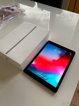 iPad 6. generace (2018), paměť 32 GB.