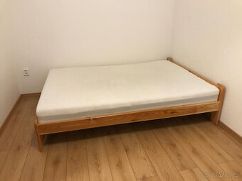 Dřevěná postel 140 x 200 cm masiv (borovice) + matrace