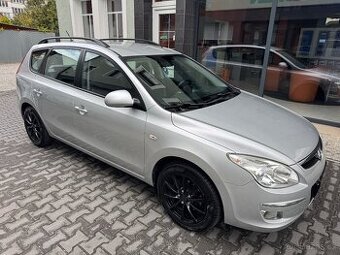 Hyundai i30 kombi 1,6i 93 kW, serviska, 2 x kola
