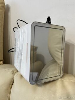 Mini kosmetická lednička s LED osvětlením