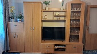 Obyvaci stena, konferencni stul, mensi skrinka