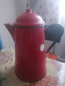 Červená plechová konvička