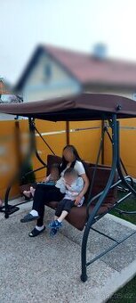 Zahradní houpací lavice se stříškou