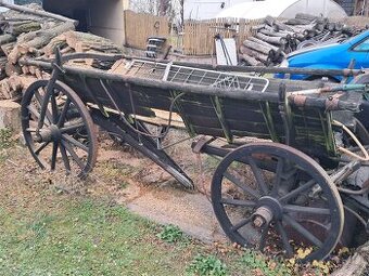 Stary dřevěný vůz za koně