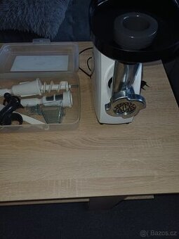 Elektrické struhadlo +mlýnek na maso.