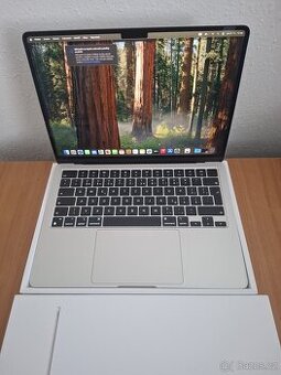 Macbook Air 13 palců M2 chip 8 GB RAM 256 SSD 57 cyklů