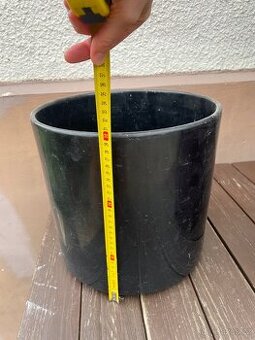 Velký černý květináč