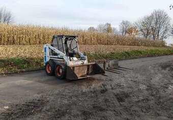 smykový nakladač Bobcat 743