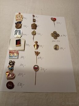 Různé staré odznaky