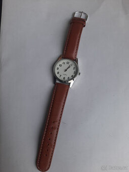 Hodinky více modelů náramkové.