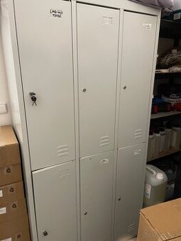 Kovová šatní skříň