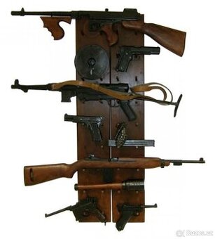 Stojan na pistole, pušky, meče a dýky